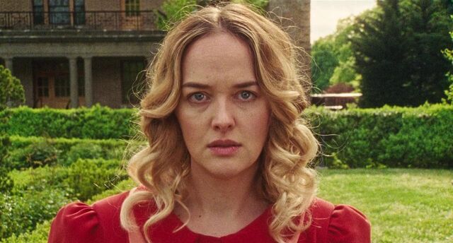 Still uit de film Chained for life. Portret van Mabel, een knappe blonde vrouw met een rode blouse