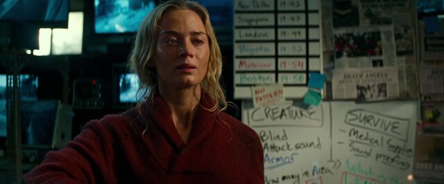 Still uit de film A Quiet Place. Evelyn stat vastberaden voor een bord waarop een plan uitgeschreven staat om de monsters te verslaan