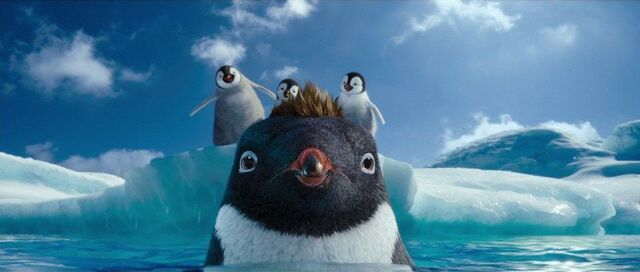Still uit de film Happy Feet. Een pinguin steekt zijn kop uit het water. Drie jonge pinguins staan op de achtergrond